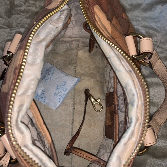 Michael Kors Small Camo Grayson Handbag with Gold Hardware. Classic and Chic! - Picture 10 of 10